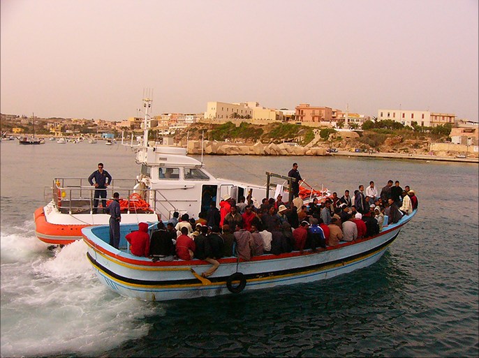 وصف : قارب لاجئين عند دخوله جزيرة لامبيدوزا برفقة خفر السواحل الإيطالي .الجزيرة نت تعليق : هدف استراتيجة القمة الأوروبية الأخيرة بمالطا إيقاف تدفق قوارب اللاجئين والمهاجرين من ليبيا لأوروبا. الجزيرة نت