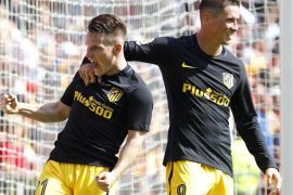 Atletico Madrid's French striker Kevin Gameiro (L) celebrates with his teammate Fernando Torres (R) after scoring the 2-0 lead during the Spanish Primera Division soccer match between Valencia CF and Atletico Madrid at Mestalla stadium in Valencia, eastern Spain, 02 October 2016.