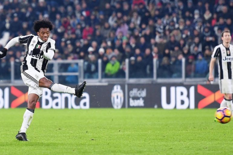 Juventus's Juan Cuadrado scores the 1-0 during the Italian Serie A soccer match Juventus FC vs FC Inter at Juventus stadium in Turin, Italy, 5 February 2017.