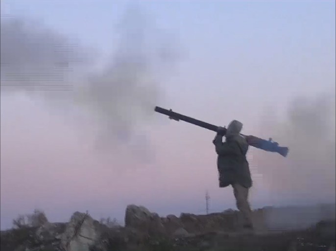 بث تنظيم الدولة تسجيلا مصورا قال إنه يُــظهر جانباً من عمليات قصف بمختلف الأسلحة على مواقع للقوات الحكومية في الجانب الشرقي من الموصل