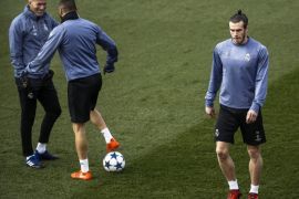 Real Madrid's French head coach Zinedine Zidane (L) and players Kerim Benzema (C) and Gareth Bale (R) attend their team's training session at Valdebebas sports complex in Madrid, Spain, 14 February 2017. Real Madrid will face SSC Napoli in the UEFA Champions League round of 16, first leg soccer match on 15 February 2017.