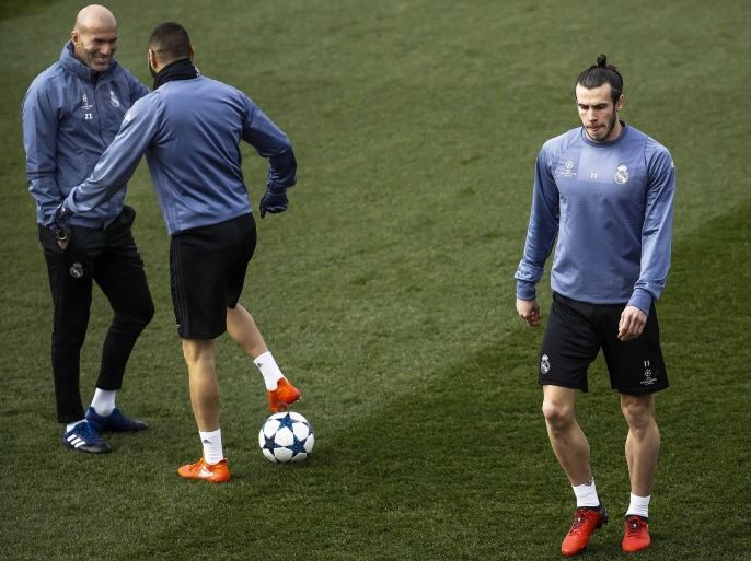 Real Madrid's French head coach Zinedine Zidane (L) and players Kerim Benzema (C) and Gareth Bale (R) attend their team's training session at Valdebebas sports complex in Madrid, Spain, 14 February 2017. Real Madrid will face SSC Napoli in the UEFA Champions League round of 16, first leg soccer match on 15 February 2017.