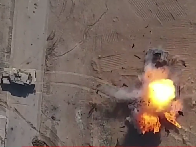  صورة بثها تنظيم الدولة لما قال إنه تدمير لعربة عسكرية عراقية بطائرة بدون طيار(الجزيرة)