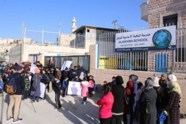 5فلسطين-القدس-صور باهر-طلاب مدرسة النخبة يتلقون دروسهم في الشارع بعد إغلاقها من قبل الاحتلال