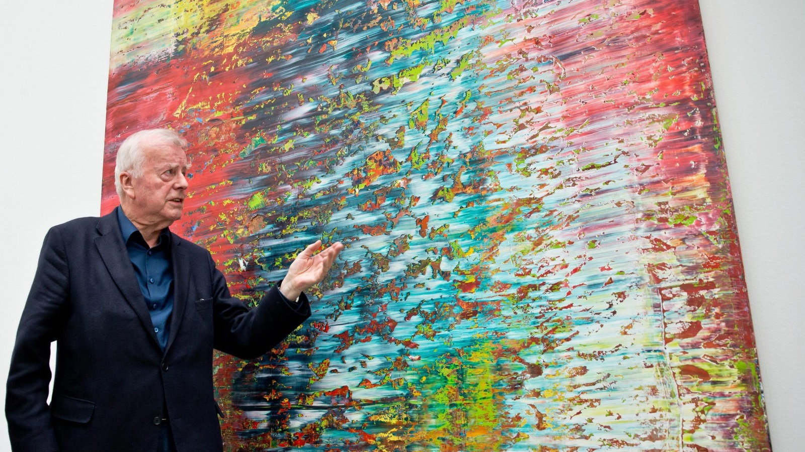 أحد المهتمين بالرسم أمام أحد أعمال الرسام الألماني غيرهارد ريختر(الأوروبية)