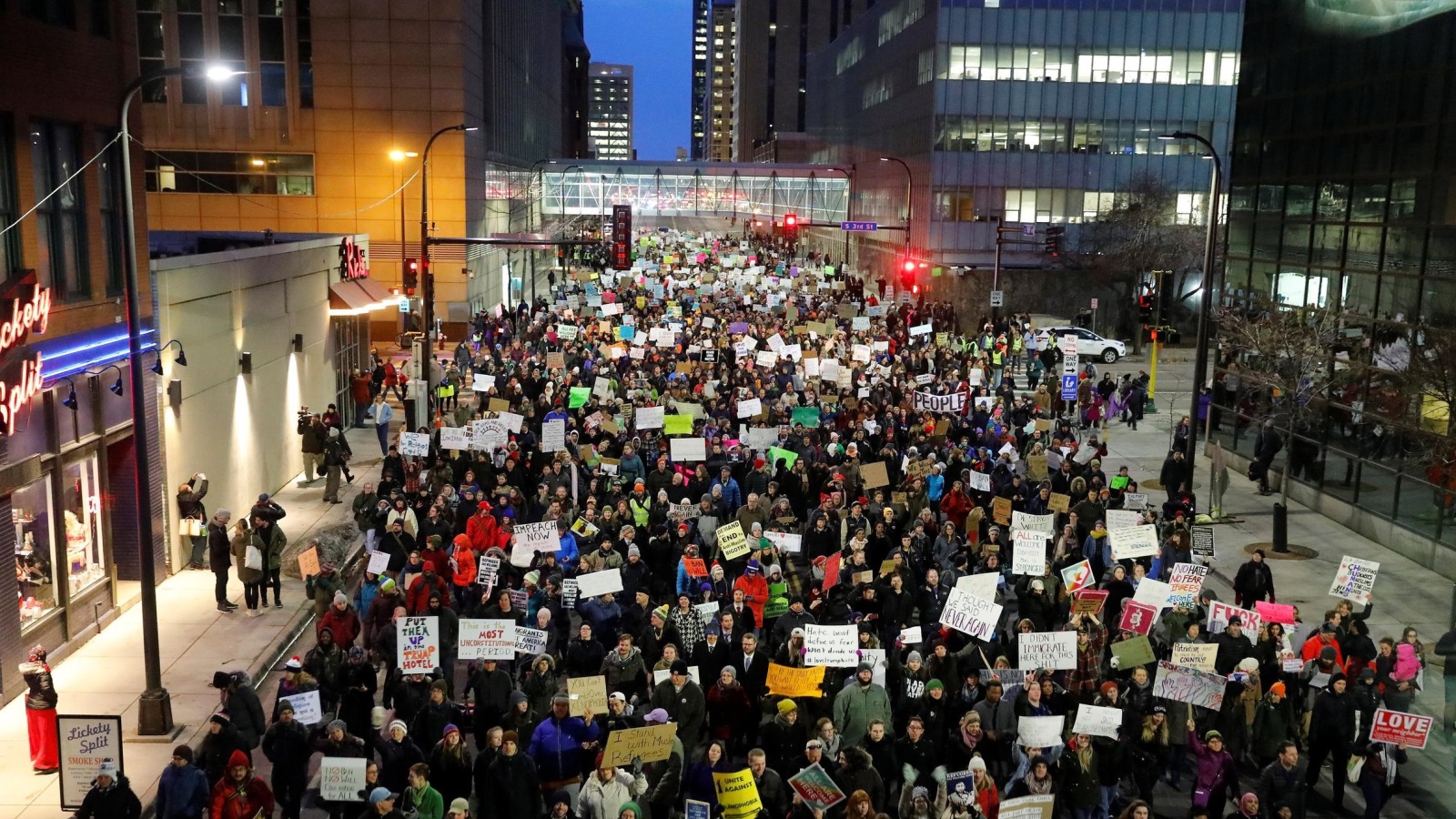 ‪المدن الأميركية شهدت احتجاجات قوية ضد قرارات ترمب التي تستهدف المهاجرين واللاجئين‬ (رويترز)