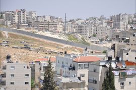 إسرائيل ومنذ توقيع اتفاق أوسلو تفرض وقائع على الأرض لاستحالة تطبيق حل الدولتين، في الصور الجدار الفاصل سلخ القدس المحتلة عن الضفة الغربية