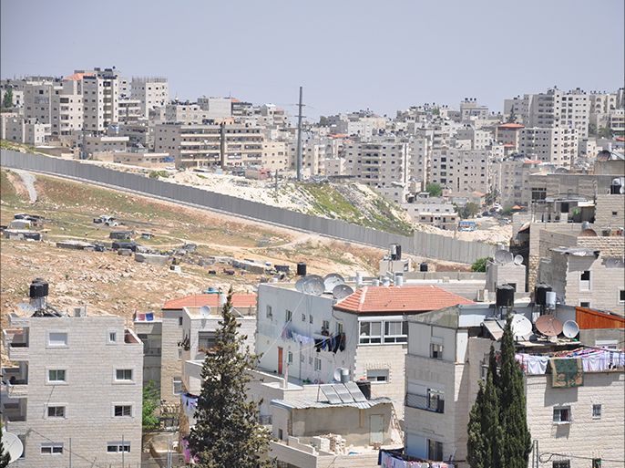 إسرائيل ومنذ توقيع اتفاق أوسلو تفرض وقائع على الأرض لاستحالة تطبيق حل الدولتين، في الصور الجدار الفاصل سلخ القدس المحتلة عن الضفة الغربية