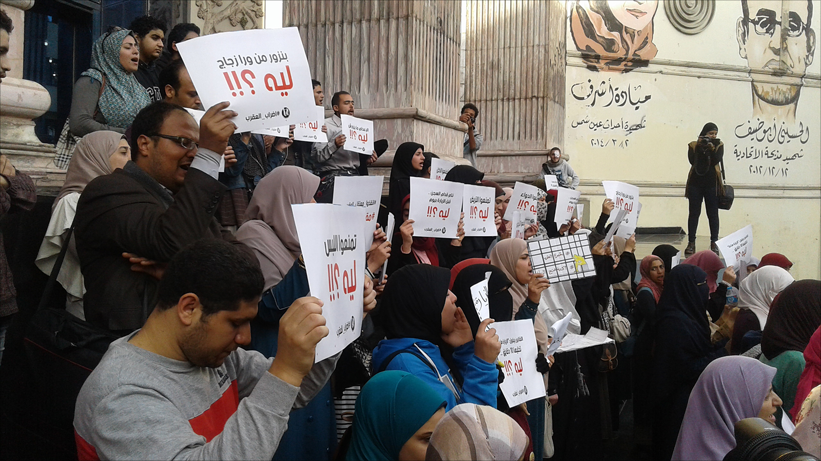 ‪أهالي معتقلي العقرب يطالبون من أمام نقابة الصحفيين بالحد الأدنى من حقوق الإنسان لذويهم‬ (الجزيرة)