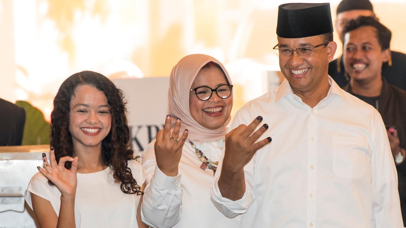 مرشح المعارضة أنيس باسويدان مع زوجته وابنته بعد الإدلاء بأصواتهم بالانتخابات 
