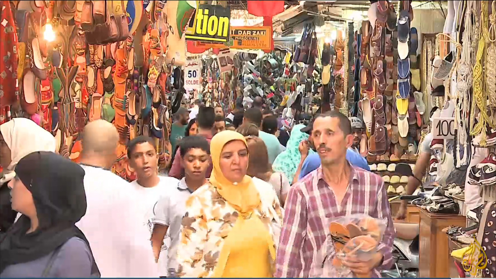 ‪مواطنون داخل سوق الأحذية في البلدة العتيقة بالعاصمة المغربية الرباط‬ (الجزيرة)