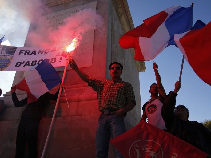 Demonstrators from the far right group 'La Ligue du midi' (lit.: The League of the South) light flares and hold flags during a demonstration in Montpellier, Southern France, 08 October 2016. Their protest is amied against the French government policy for migrants and refugees.