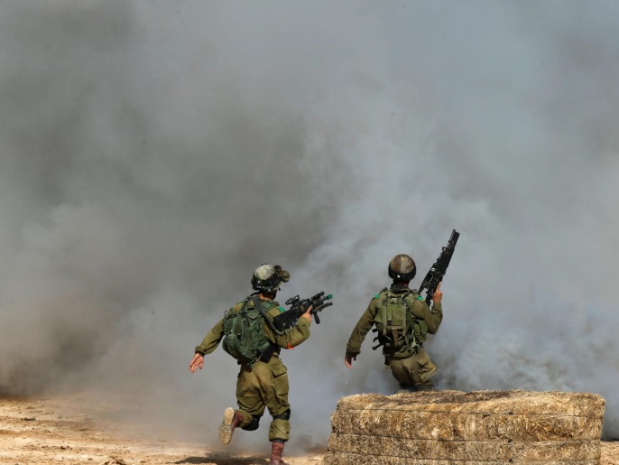 جنود إسرائيليون أثناء مناورة في قاعدة عسكرية بالقرب من إيلات جنوب إسرائيل (رويترز)