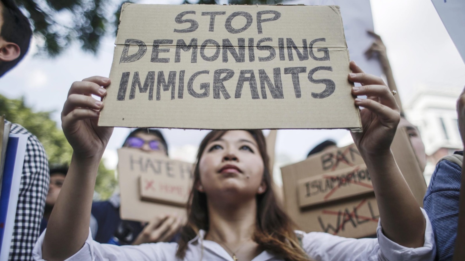قرار ترمب بمنع المهاجرين من 7 دول قابله رفض شعبي واسع.