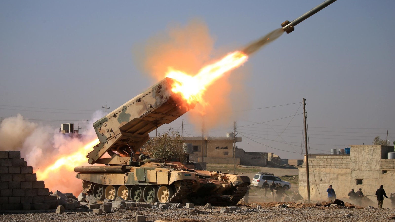 ‪المدفعية مهدت لتقدم الجيش غربي الموصل‬ المدفعية مهدت لتقدم الجيش غربي الموصل (رويترز)