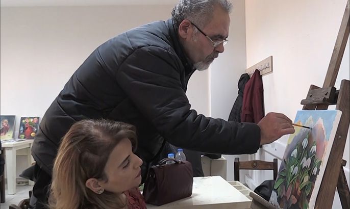 لاجئ سوري يرفض الاستسلام ويستعيد خبراته في الرسم