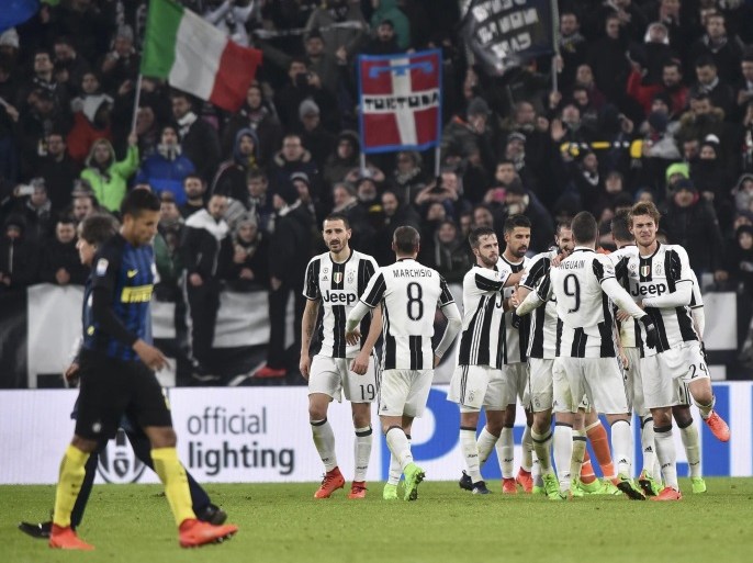 Football Soccer - Juventus v Inter Milan - Italian Serie A - Juventus stadium,Turin, Italy - 05/02/17 - Juventus' players celebrate at the end of the match against Inter Milan. REUTERS/Giorgio Perottino