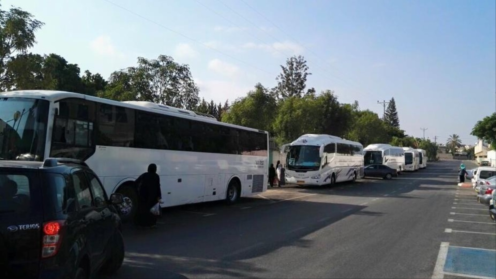 ‪الحافلات ضمن مشروع قوافل الأقصى تقل آلاف الفلسطينيين شهريا من الداخل الفلسطيني إلى الأقصى‬ (الجزيرة)