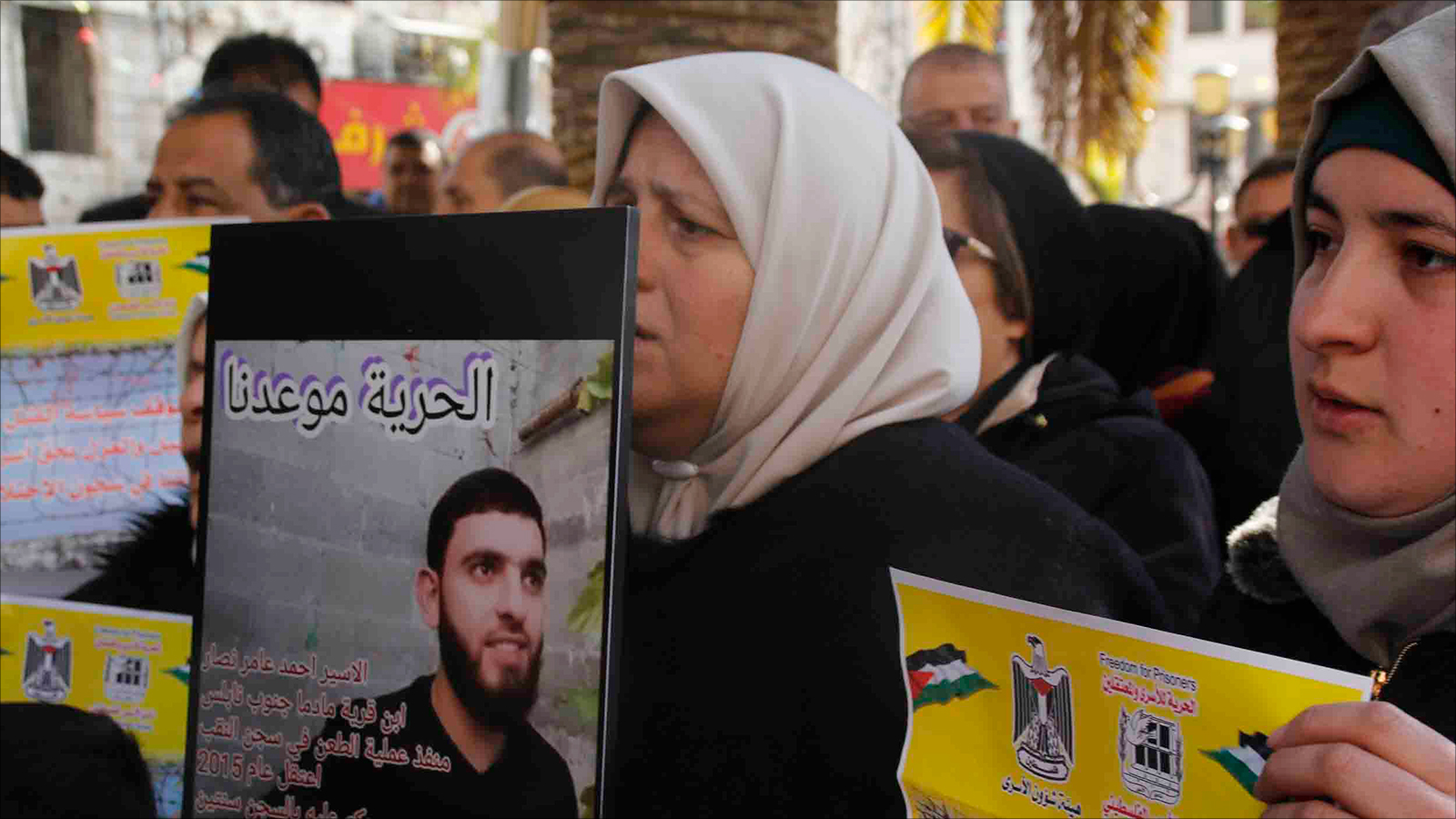 ‪والدة الأسير أحمد نصار المتهم بطعن حارس في سجن النقب خلال التضامن معه بالاعتصام الذي نظم بنابلس‬ (الجزيرة)