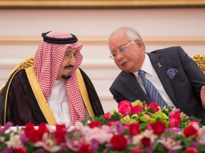 Saudi Arabia's King Salman and Malaysia's Prime Minister Najib Razak attend a Memorandum of Understanding signing ceremony in Putrajaya, Malaysia, February 27, 2017. Bandar Algaloud/Courtesy of Saudi Royal Court/Handout via REUTERS ATTENTION EDITORS - THIS PICTURE WAS PROVIDED BY A THIRD PARTY. FOR EDITORIAL USE ONLY. TPX IMAGES OF THE DAY