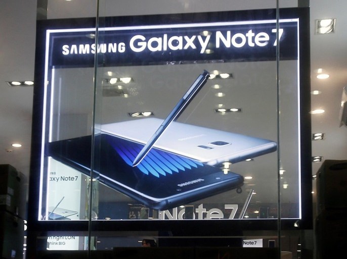 An advertisement of Samsung Galaxy Note 7 is seen at a mobile phone shop in Hanoi, Vietnam October 12, 2016. REUTERS/Kham