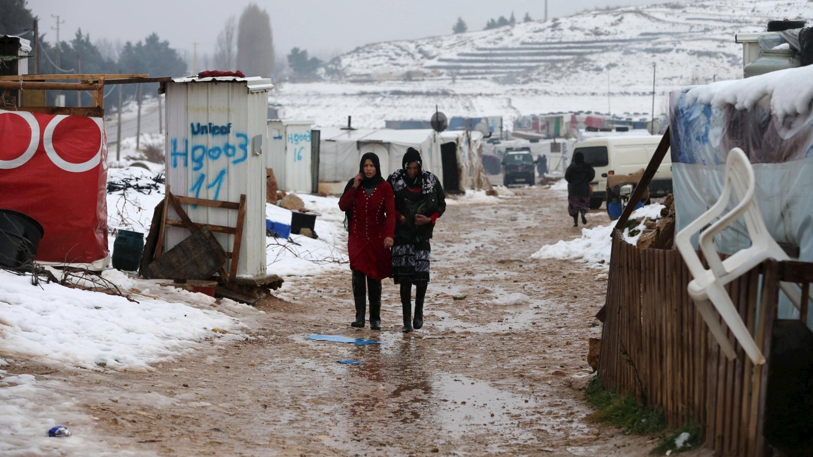 ‪ظروف قاسية يعيشها اللاجئون في المخيمات‬ (رويترز)