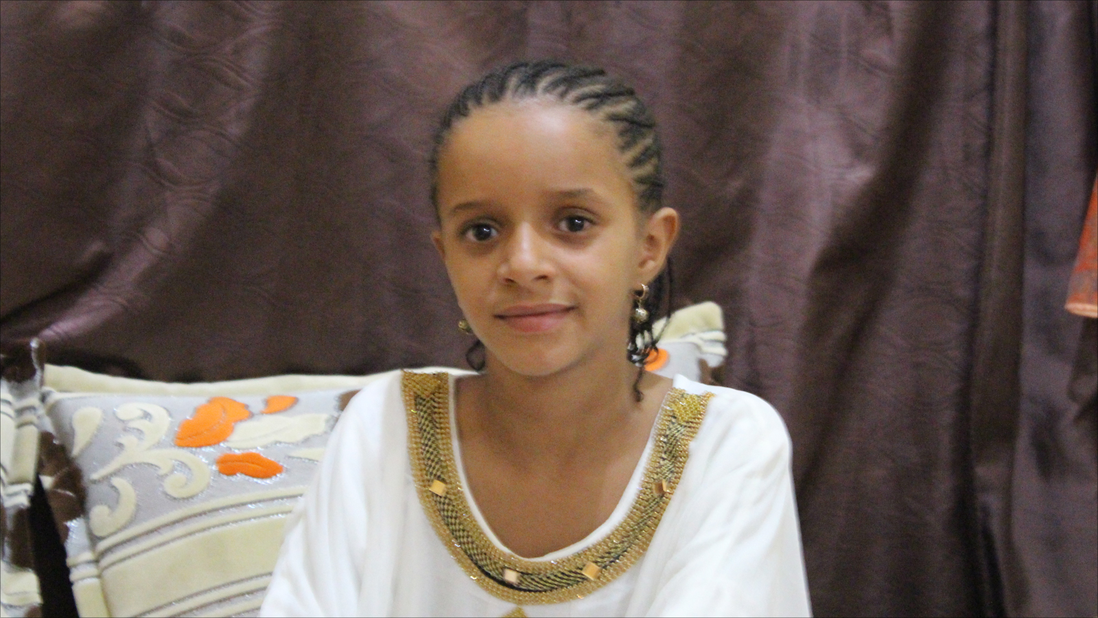 اعزيزة بنت إبراهيم إحدى أمهر من يتعاطين الألعاب الشعبية وقد حصدت جوائز جهوية ووطنية عدة(الجزيرة)