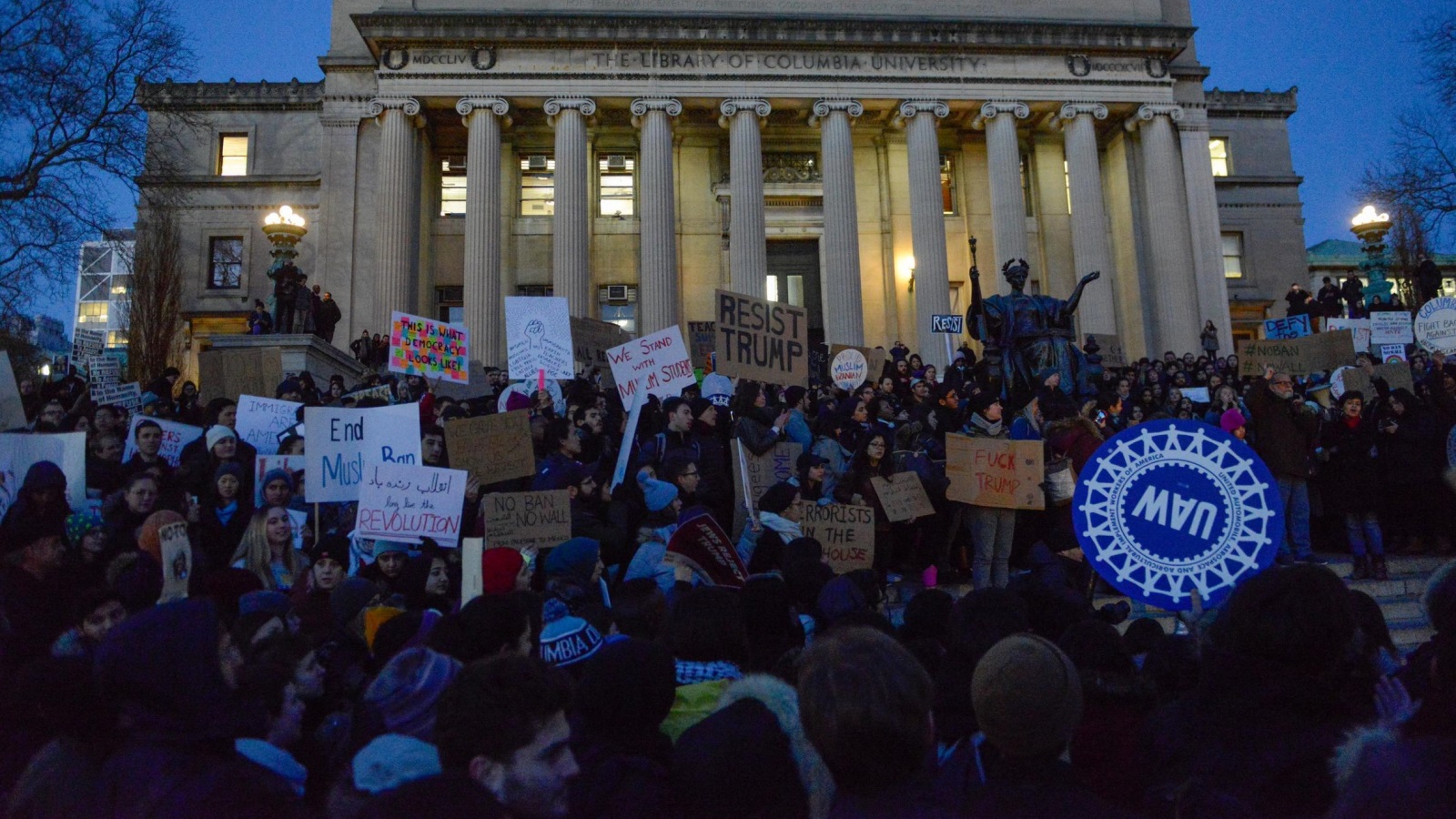 محتجون على أوامر ترمب التنفيذية أمام جامعة كولومبيا بنيويورك (رويترز)