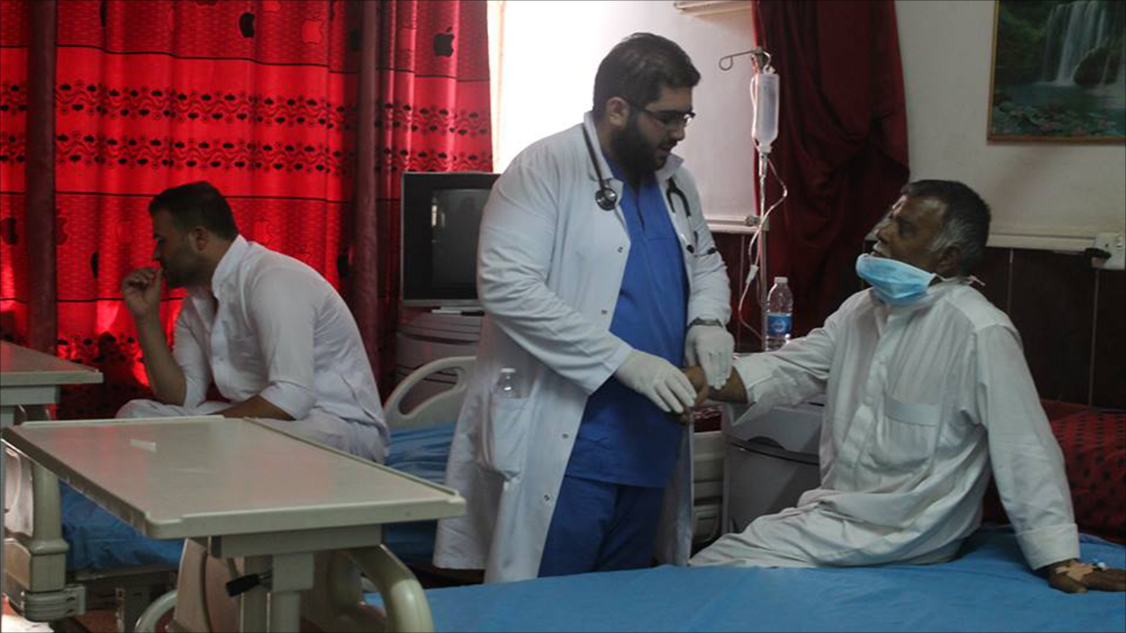 ‪مصاب بالإشعاعات استقبله مستشفى الإمام علي بمدينة الصدر‬ (الجزيرة)