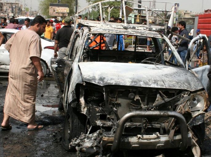 Iraqis gather at the scene of a suicide bomb attack in Baghdad's Sadr city, Iraq, 17 May 2016. A wave of suicide bombings northern and eastern Baghdad targeting crowded markets, killed at least 60 people and injured scores more, according to security and medical officials.