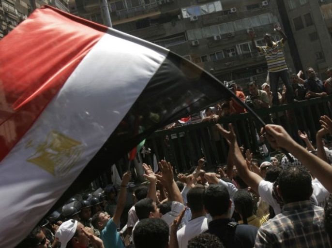 الصورة الثانية: جانب من مظاهرات أمام سفارة إسرائيل بالقاهرة سبتمبر 2011. تصوير زميل مصور صحفي مسموح باستخدامها