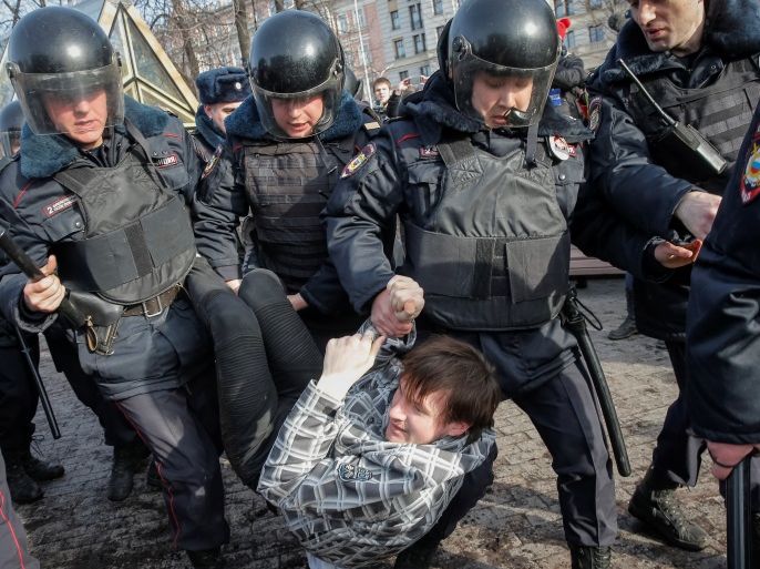 Law enforcement officers detain an opposition supporter during a rally in Moscow, Russia, March 26, 2017. REUTERS/Maxim Shemetov