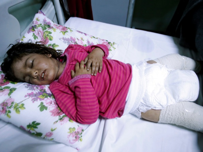 ‪طفلة مصابة بعد القصف بسلاح كيميائي‬ (رويترز)