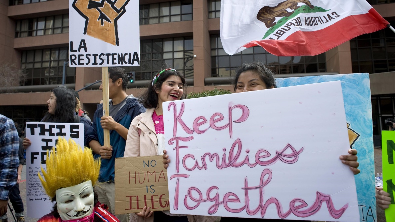 ‪مسيرة سابقة لأميركيين في سان دييغو بكاليفورنيا للتضامن مع المهاجرين‬ مسيرة سابقة لأميركيين في سان دييغو بكاليفورنيا للتضامن مع المهاجرين (الأوروبية)