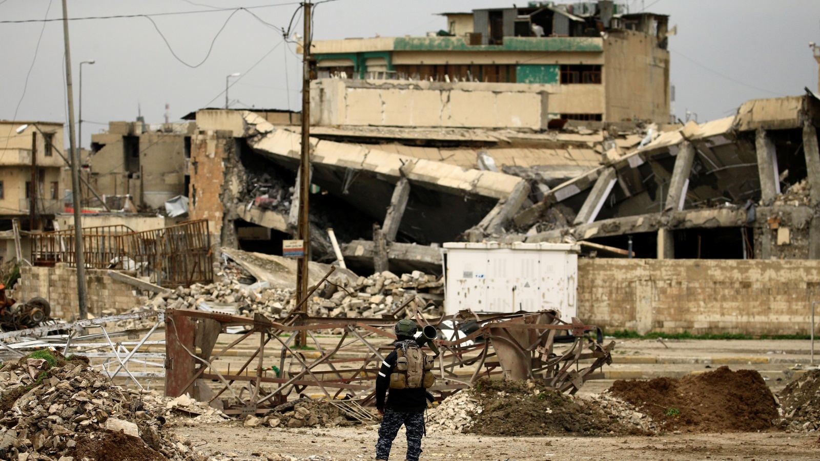 ‪آثار الدمار الذي خلفته المعارك والقصف الجوي والمدفعي على أحياء الموصل الغربية‬ آثار الدمار الذي خلفته المعارك والقصف الجوي والمدفعي على أحياء الموصل الغربية (رويترز)