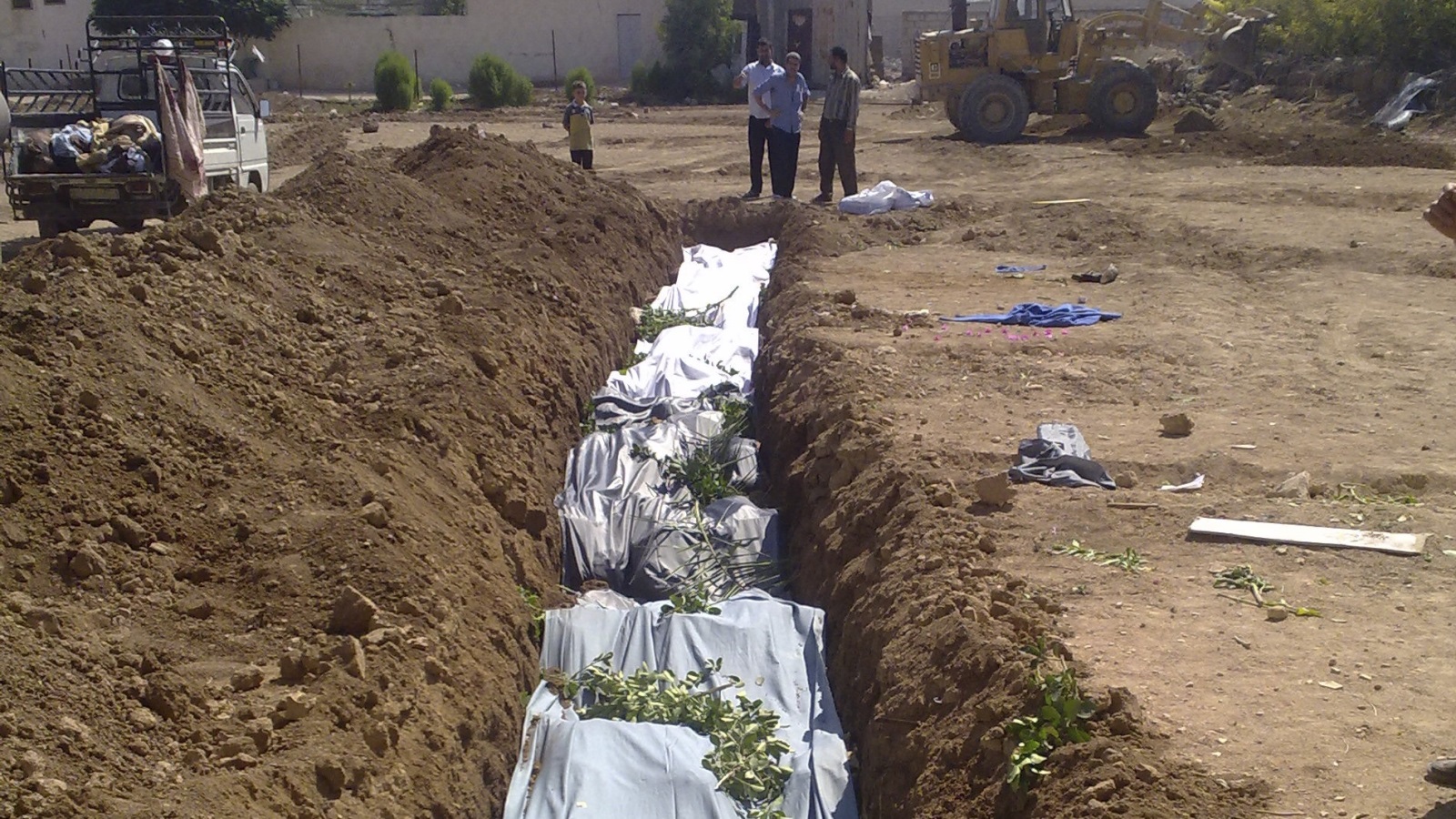 في اليوم التالي للمجزرة، سمح جيش النظام لأهل داريا بدفن القتلى، ودفنوا بمقابر جماعية، وخسر كل منزل شهيدًا أو مصابًا أو معتقلًا أو مفقودًا