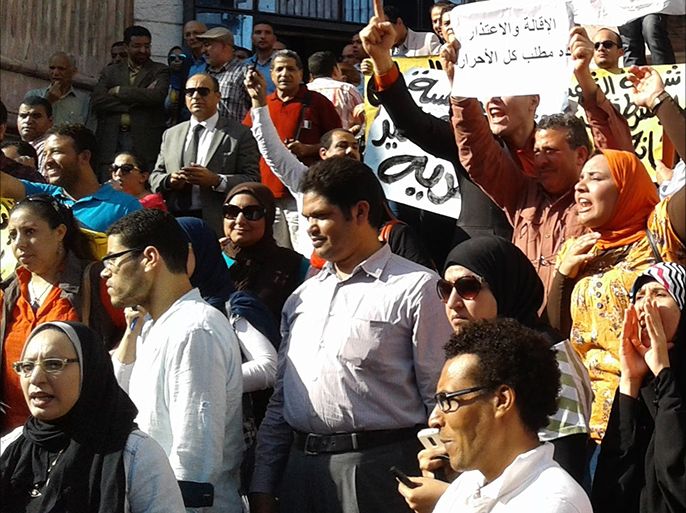 سلم نقابة الصحفيين يمثل صداعا في رأس النظام حيث انطلقت منه شرارة الاحتجاجات المتعاقبة، ويأمل في السيطرة عليه عبر مجلس موال.