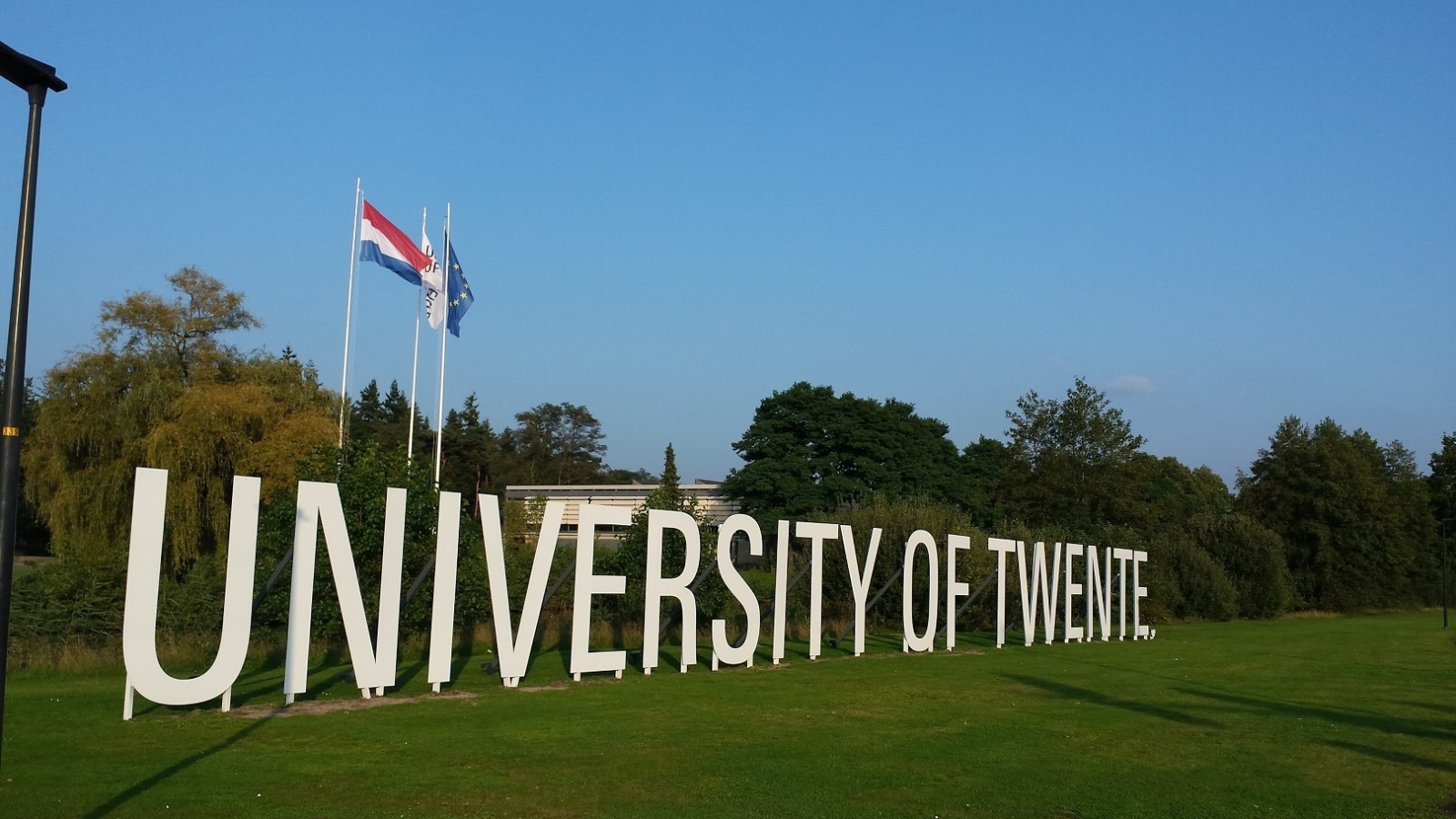 تقدم جامعة توينت هذه المنح للطلاب المتميزين أكاديميًّا، والقادمين من دول داخل وخارج أوروبا (مواقع التواصل)