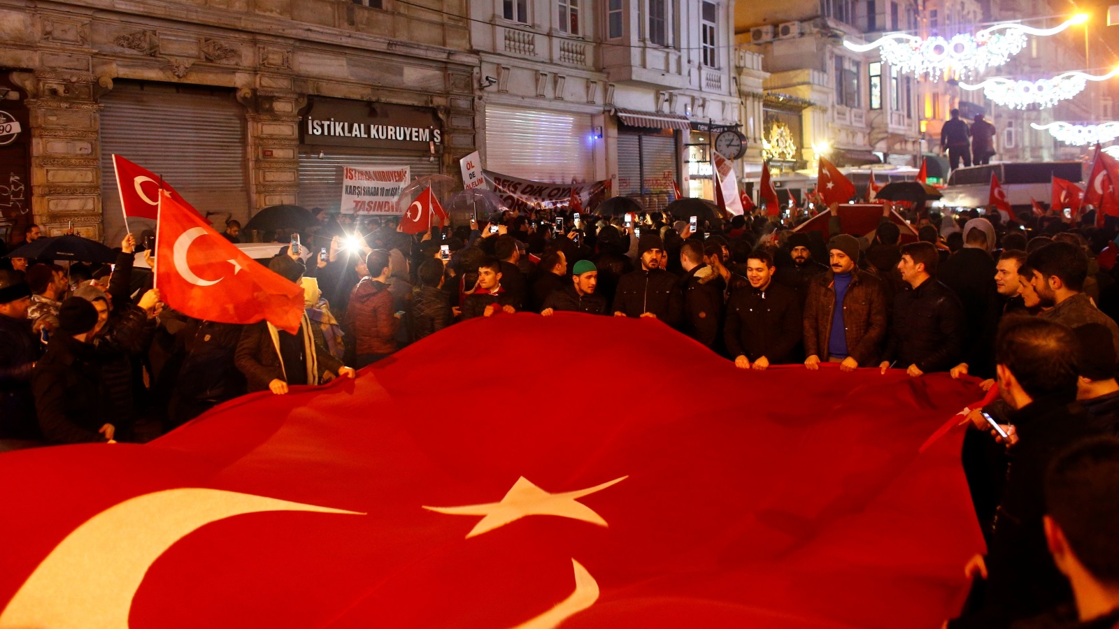‪متظاهرون أتراك يحتجون حاملين علم بلادهم أمام مقر القنصلية الهولندية في اسطنبول‬  متظاهرون أتراك يحتجون حاملين علم بلادهم أمام مقر القنصلية الهولندية في اسطنبول (رويترز)