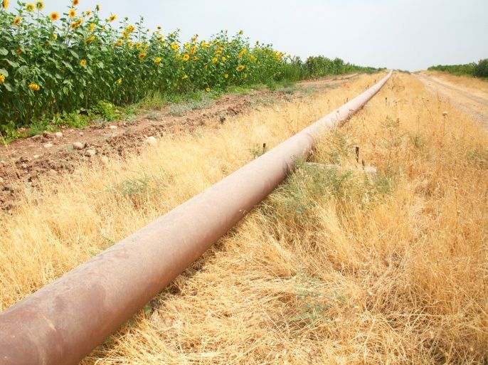 The Iraqi- Turkish pipeline is seen in Zakho district of the Dohuk Governorate of the Iraqi Kurdistan province, Iraq, August 28, 2016. REUTERS/Ari Jalal