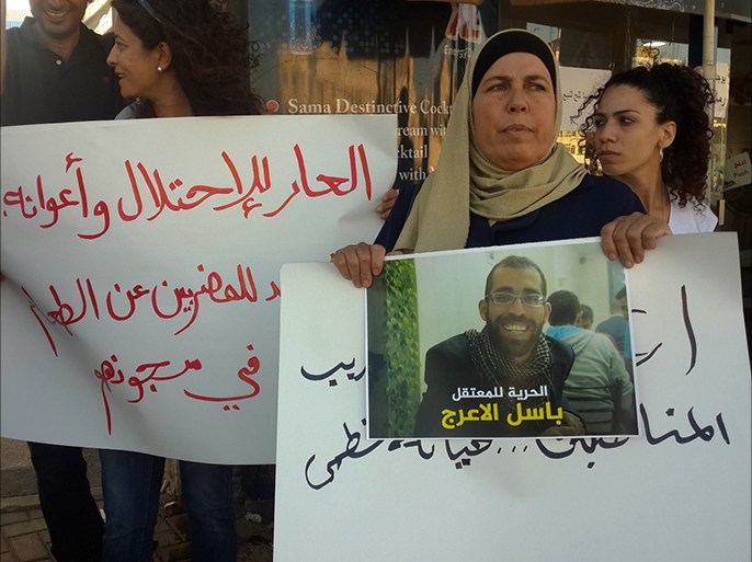 صورة لوالدة باسل الأعرج أثناء مظاهرة ضد اعتقاله في سجون السلطة الفلسطينية الصيف الماضي