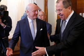 epa05862818 Russia's Foreign Minister Sergei Lavrov (R) welcomes UN Special Envoy to Syria, Staffan de Mistura (L) during their meeting in Moscow, Russia, 22 March 2017. The two men are meeting ahead of the resumption of intra-Syrian talks in Geneva, Switzerland, on 23 March 2017. EPA/SERGEI ILNITSKY