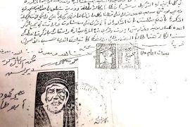 القدس وثائق الارض التي يمتلكها محمد أبوطاعة، والتي تثبت شراء والده لها ب٧٠٠جنيه فلسطيني عام ١٩٤٢.