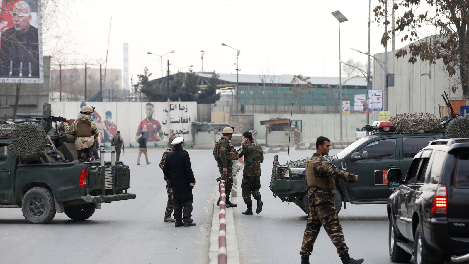 ‪قوات أمنية أفغانية في محيط المستشفى العسكري الذي قتل فيه ما لا يقل عن ثلاثين‬ (رويترز)