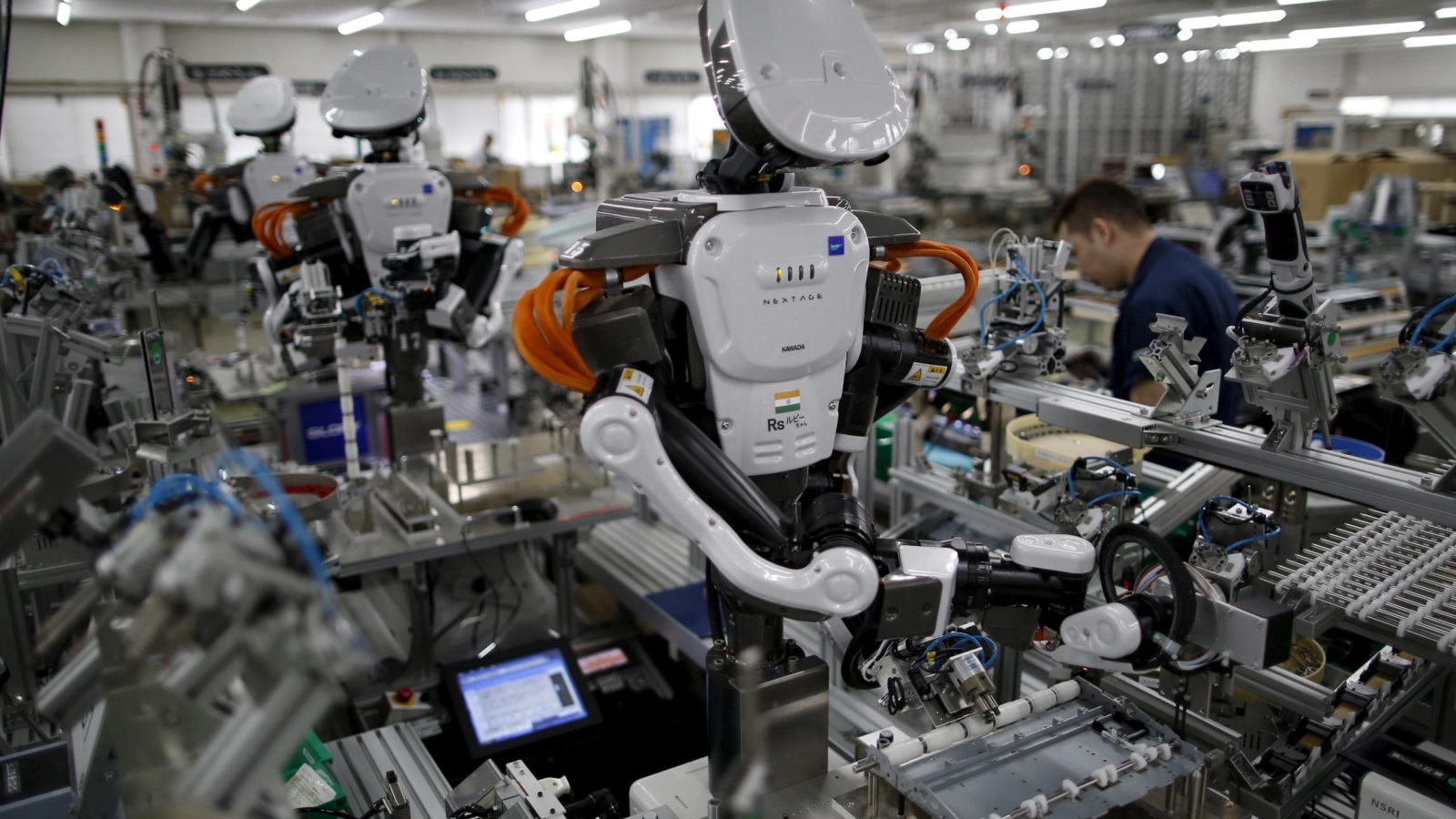 ‪الذكاء الاصطناعي يدخل مجال التصنيع في البلدان المتقدمة جنبا إلى جنب مع البشر‬ (رويترز-أرشيف)