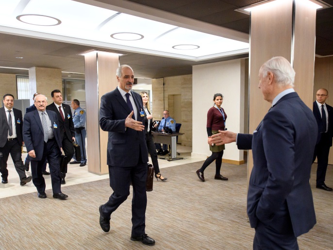 بشار الجعفري (يسار) يصافح دي ميستورا قبل انطلاق جولة المفاوضات(رويترز)