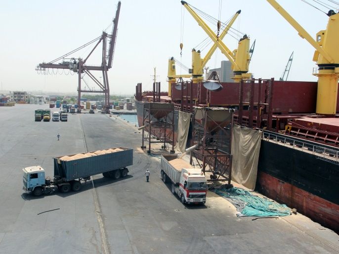 A ship unloads grain at the Red Sea port of Hodeidah, Yemen, March 23, 2017. REUTERS/Abduljabbar Zeyad