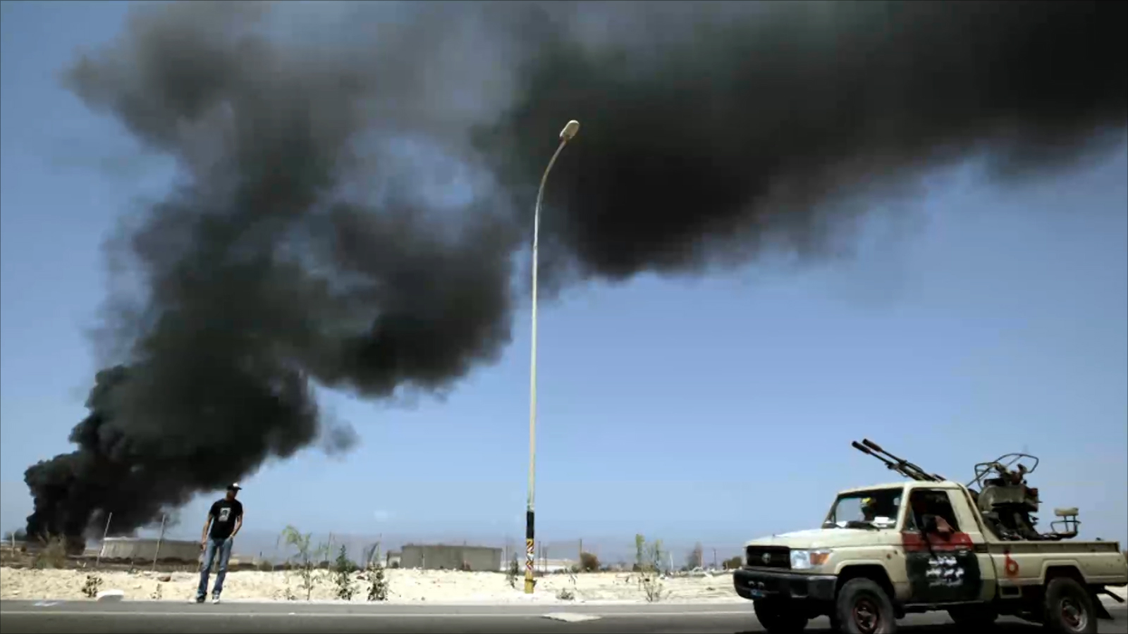 ‪تفسيرات متعددة لسيطرة سرايا الدفاع عن بنغازي على مناطق بالهلال النفطي‬ (الجزيرة)