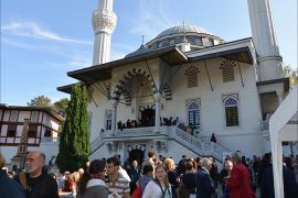 زوار مسلمون وغير مسلمون لمسجد الشهيد أحد المساجد التابعة لمنظمة ديتيب التركية بألمانيا. الجزيرة نت