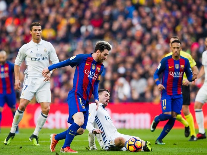 BARCELONA, SPAIN - DECEMBER 03: Lionel Messi of FC Barcelona fights for the ball with Mateo Kovacic of Real Madrid CF during the La Liga match between FC Barcelona and Real Madrid CF at Camp Nou stadium on December 3, 2016 in Barcelona, Spain. (Photo by Alex Caparros/Getty Images)